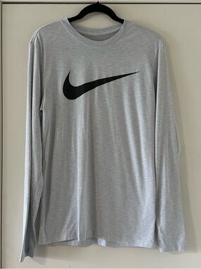 Nike Men’s Light Heather Gray Long-Sleeve Dri-Fit Tee Shirt with Black Swoosh